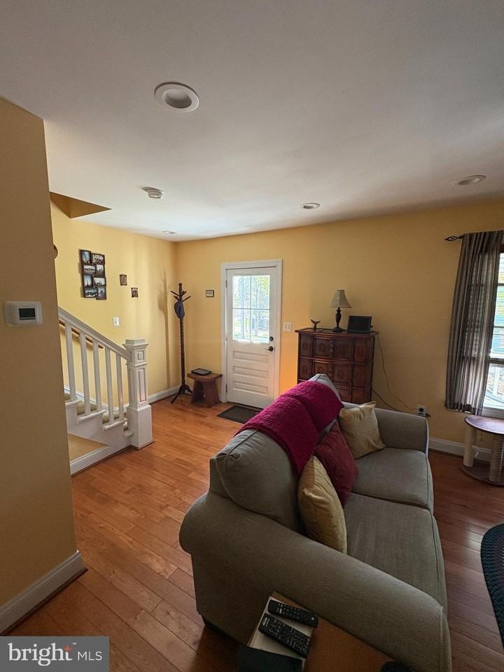 225 E 5th St - Photo 4 of 20