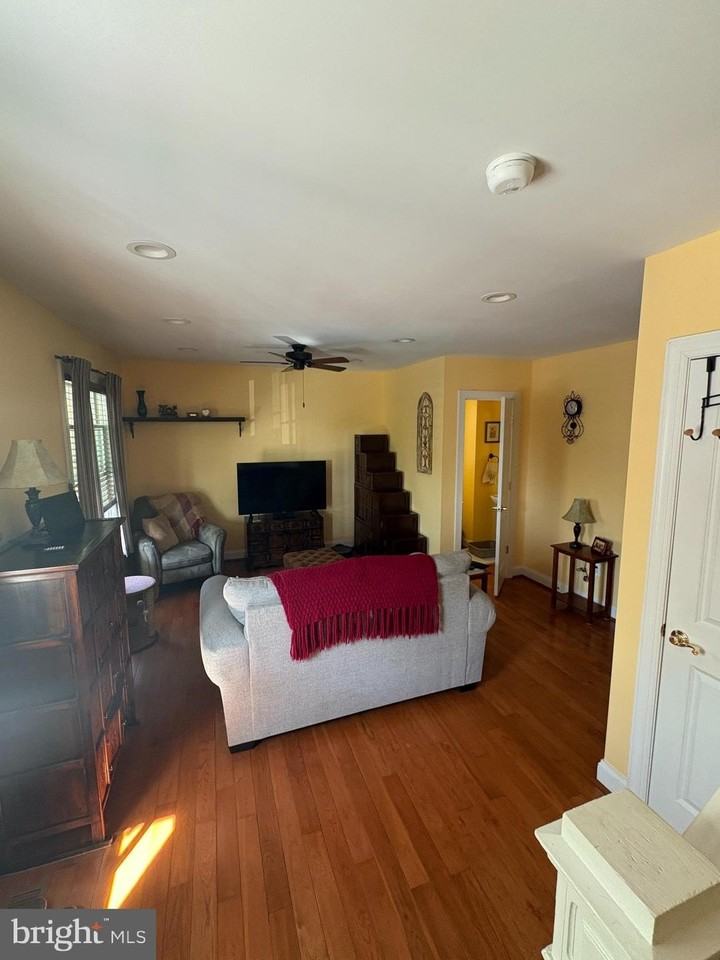 225 E 5th St - Photo 7 of 20