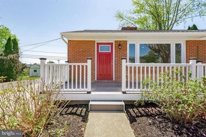 105 Meadow Rd - Photo 2 of 40