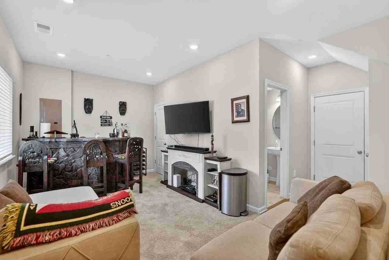 10129 Kings Grove Way - Photo 7 of 23