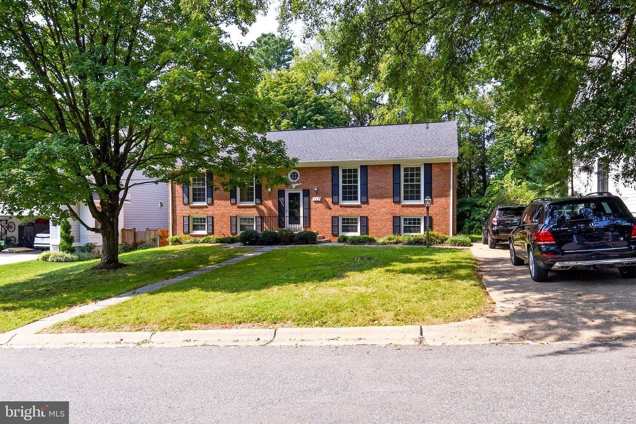 7513 Sebago Rd - Photo 3 of 48