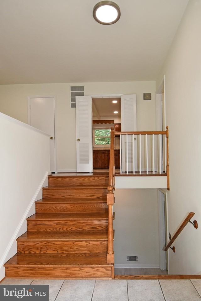 7513 Sebago Rd - Photo 6 of 48