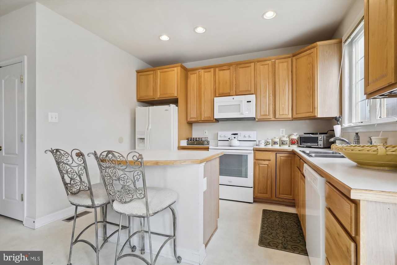 310 Garden View Sq - Photo 4 of 23