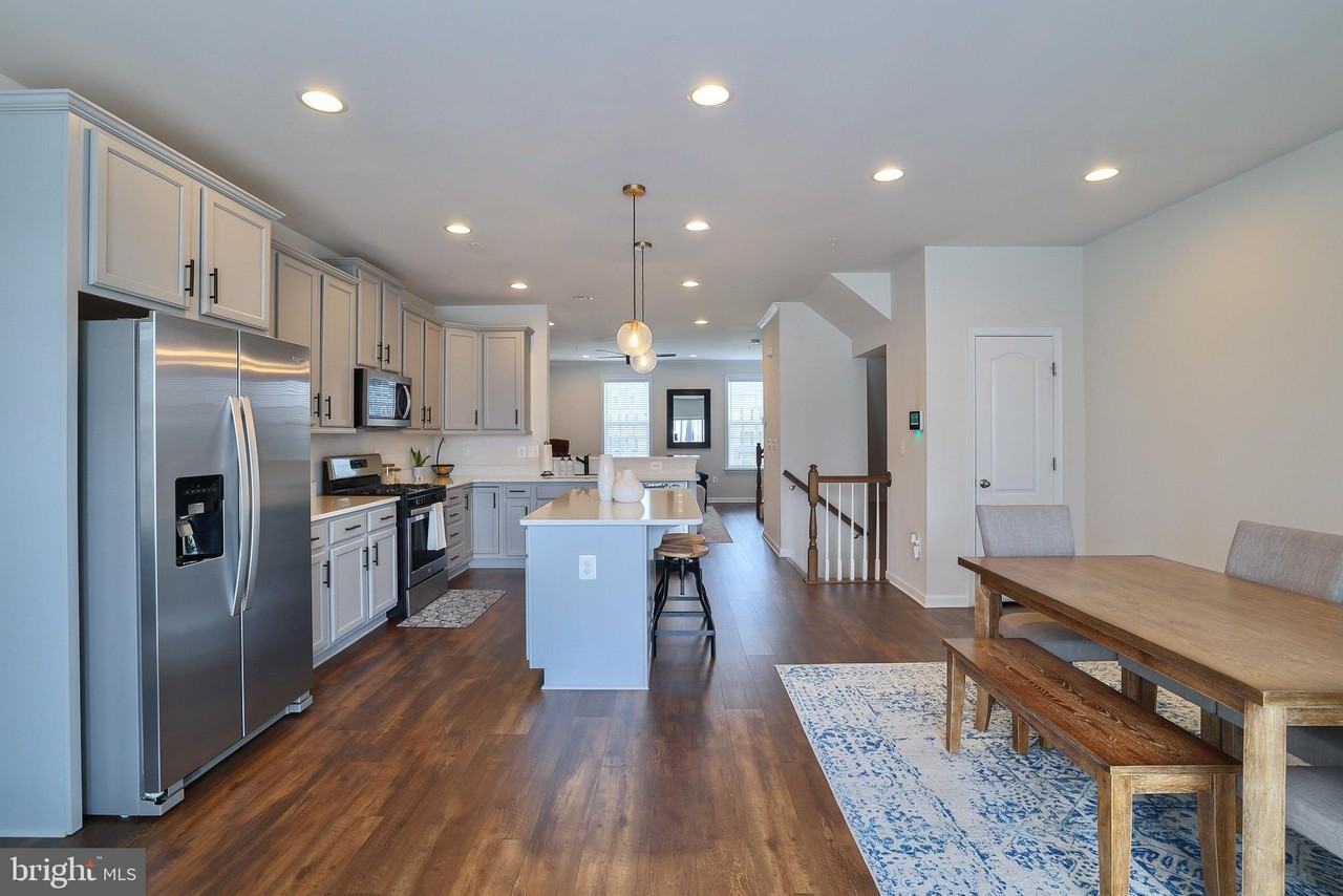7517 Van Allen Ln - Photo 4 of 26