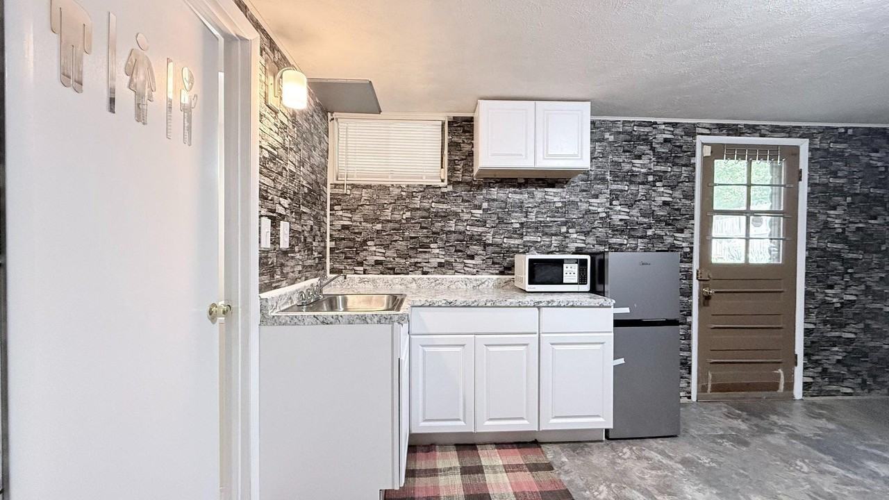 4203 Maple Rd - Photo 2 of 9