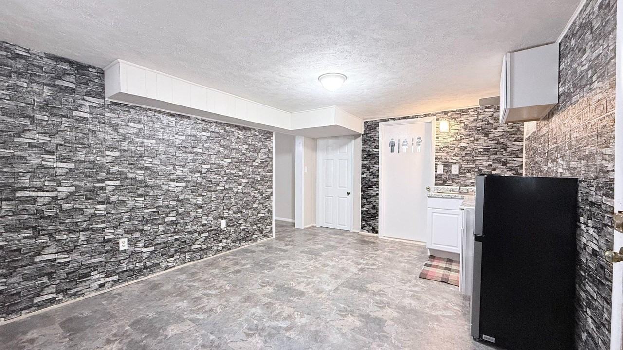4203 Maple Rd - Photo 3 of 9