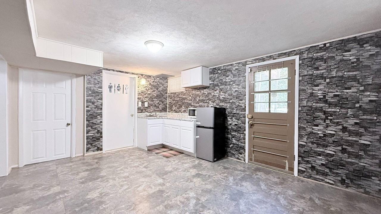 4203 Maple Rd - Photo 4 of 9