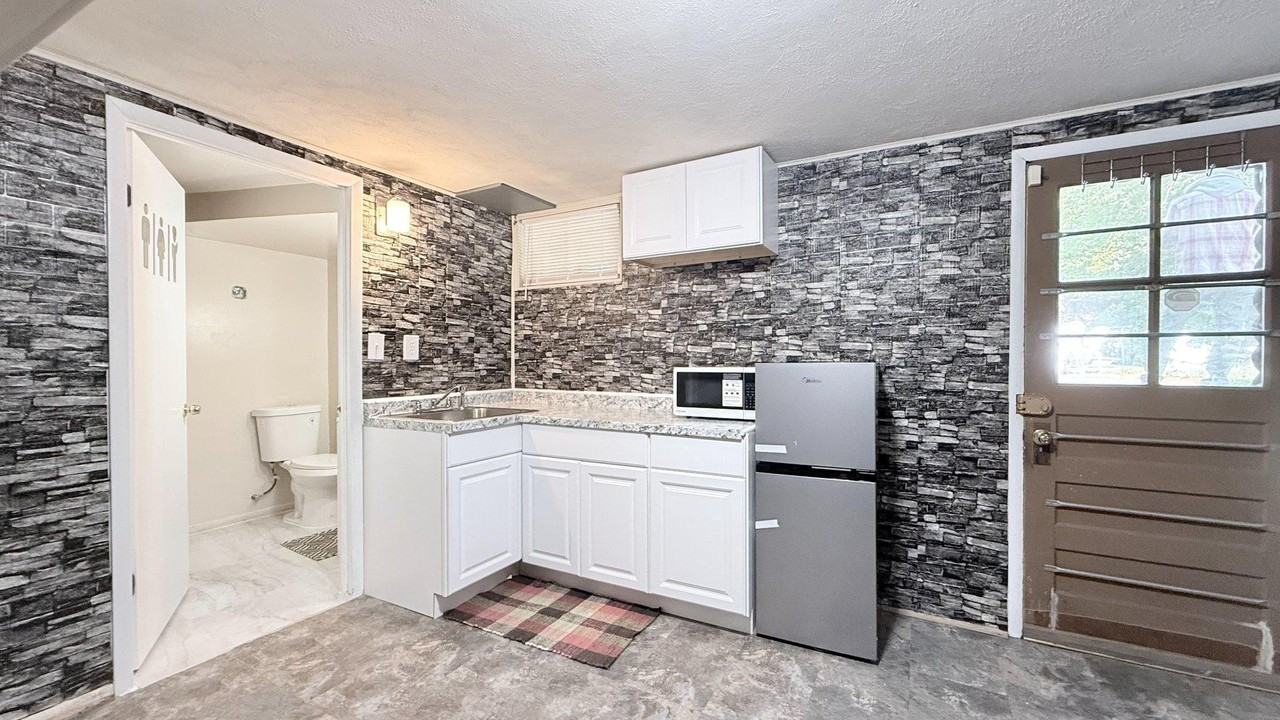 4203 Maple Rd - Photo 5 of 9