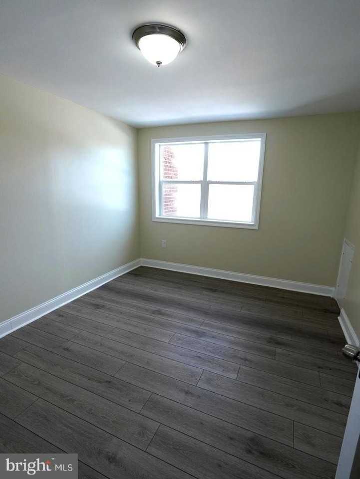 3745 Schleicher Ave - Photo 7 of 12