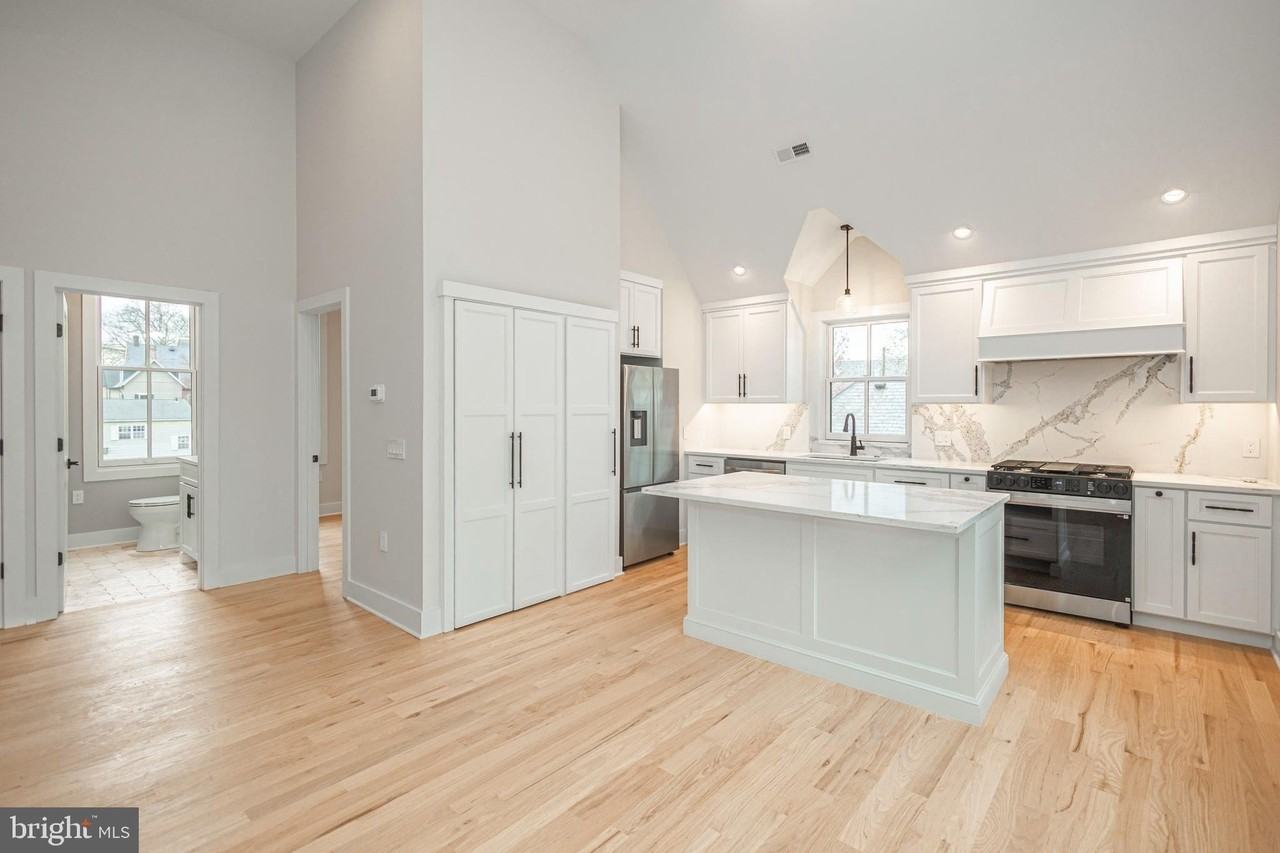 156 W Oakland Ave - Photo 2 of 27