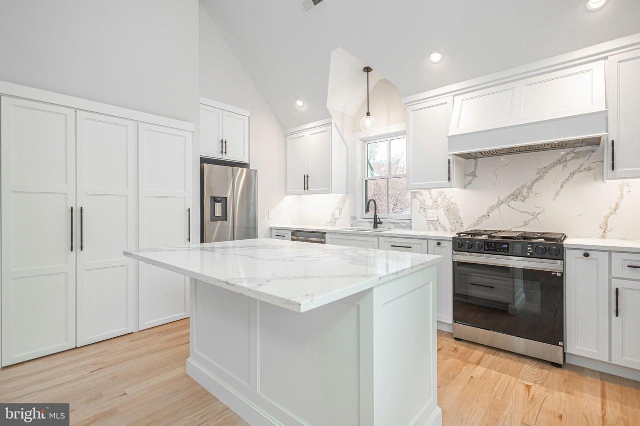 156 W Oakland Ave - Photo 3 of 27
