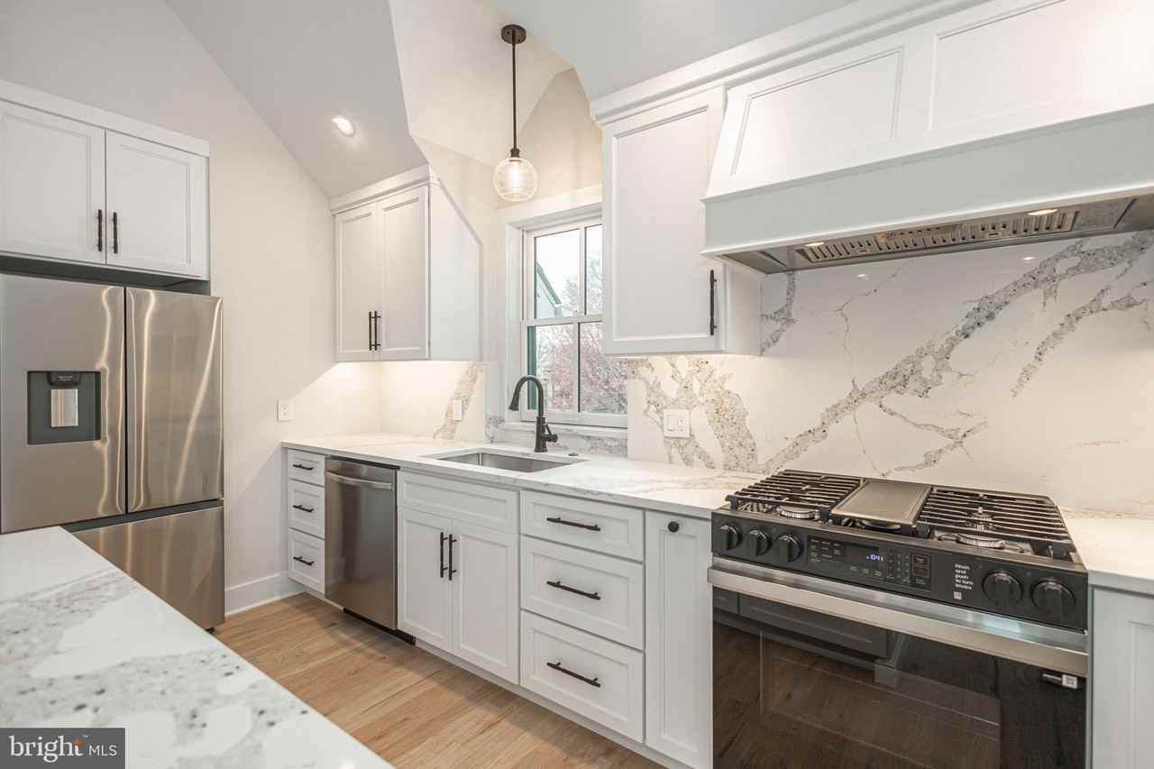 156 W Oakland Ave - Photo 4 of 27