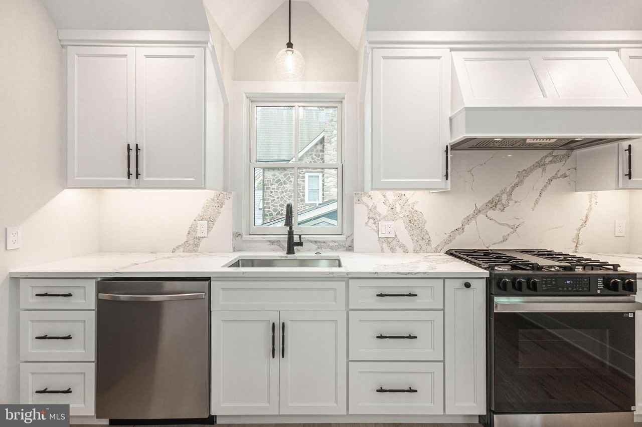 156 W Oakland Ave - Photo 5 of 27