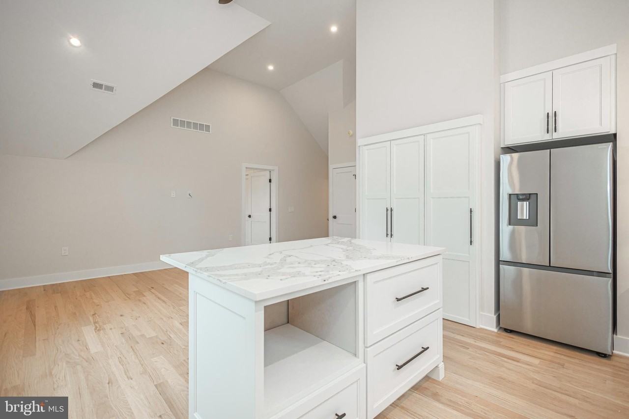 156 W Oakland Ave - Photo 6 of 27