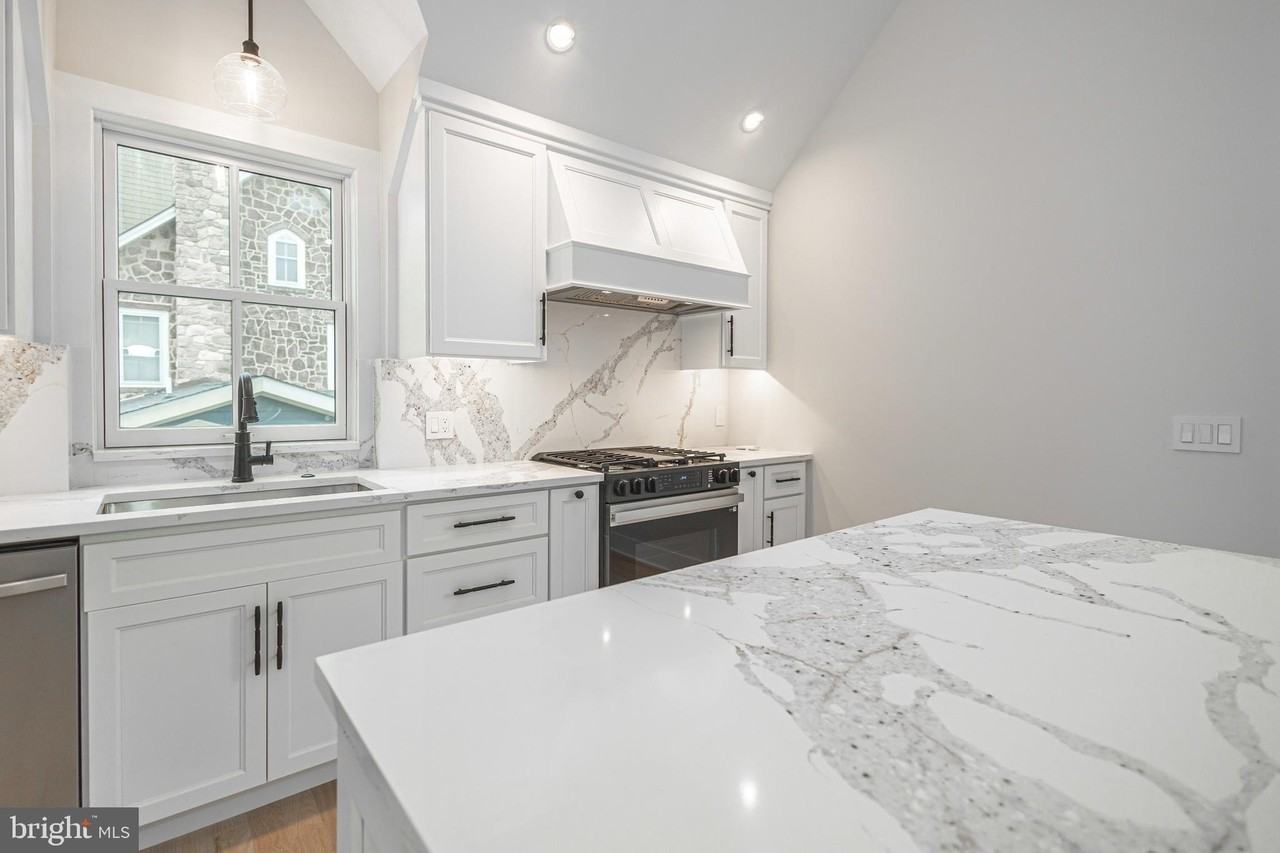 156 W Oakland Ave - Photo 7 of 27