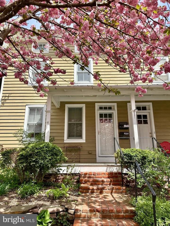 72 W Ferry St