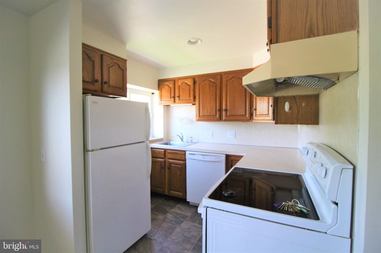 215 W 4th St #7 - Photo 4 of 6