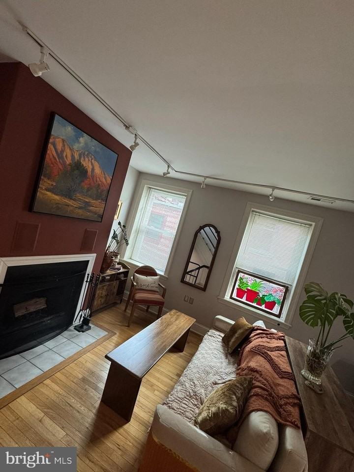 2229 Green St #3 - Photo 3 of 19