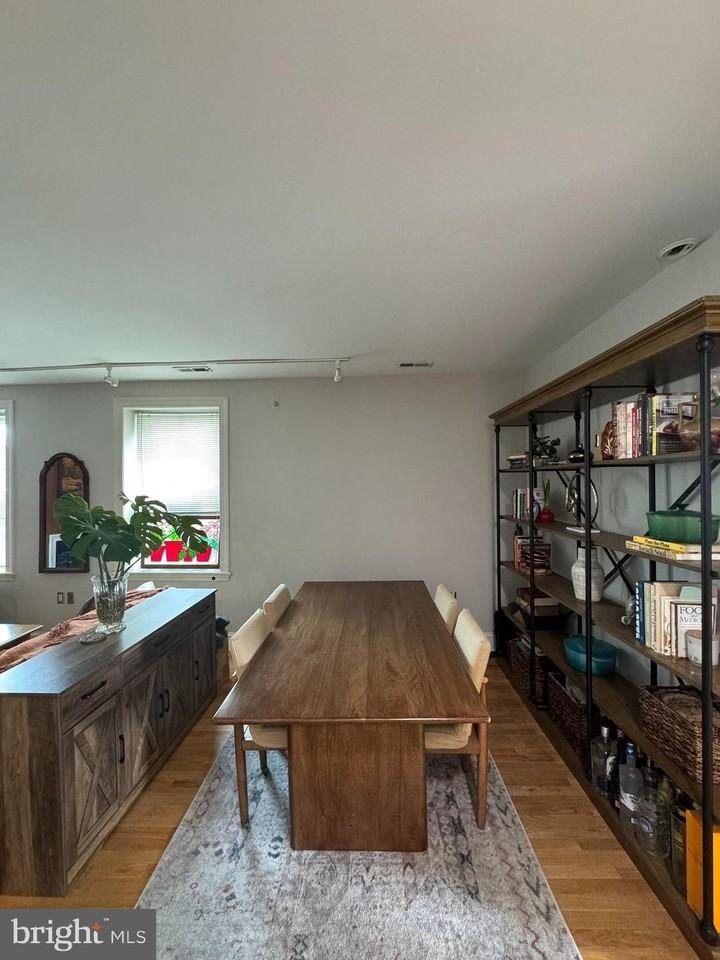 2229 Green St #3 - Photo 5 of 19