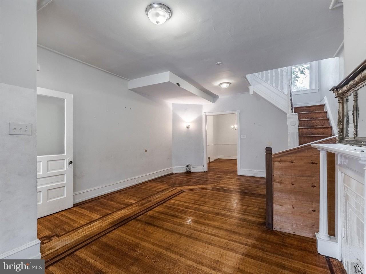 242 W Berkley St - Photo 3 of 15