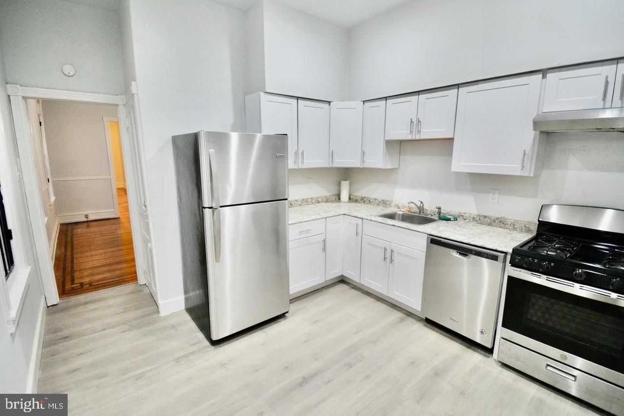 242 W Berkley St - Photo 7 of 15