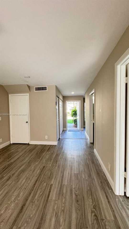 12153 Nw 36th Pl - Photo 6 of 8