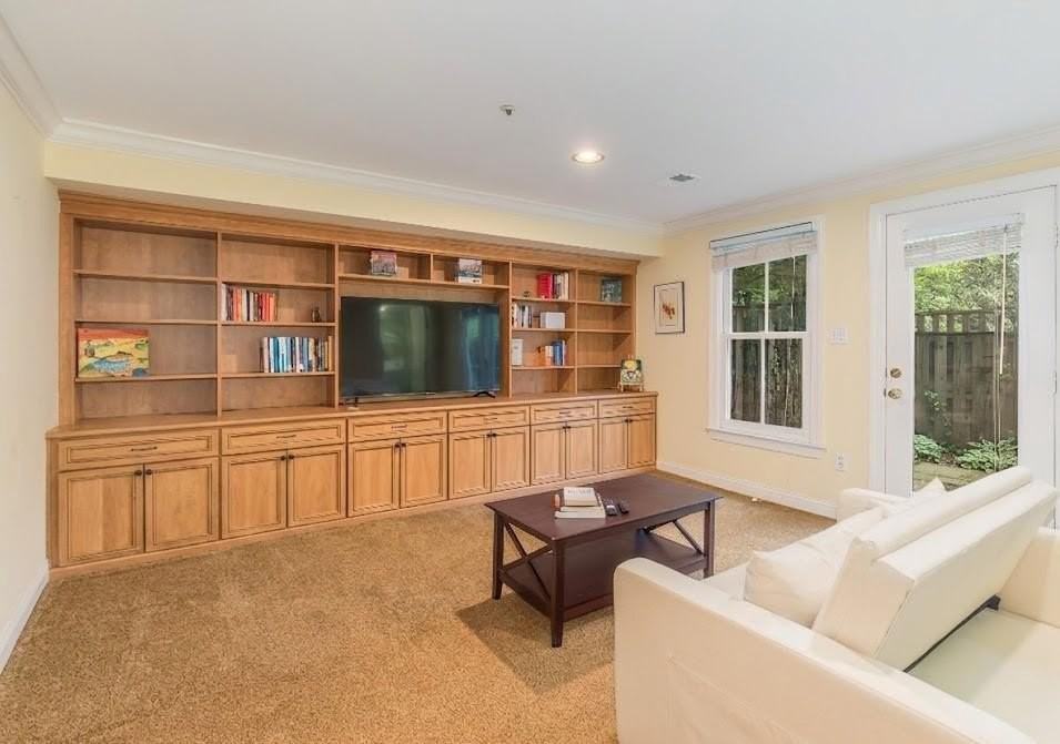 2310 N Van Buren Ct - Photo 5 of 31