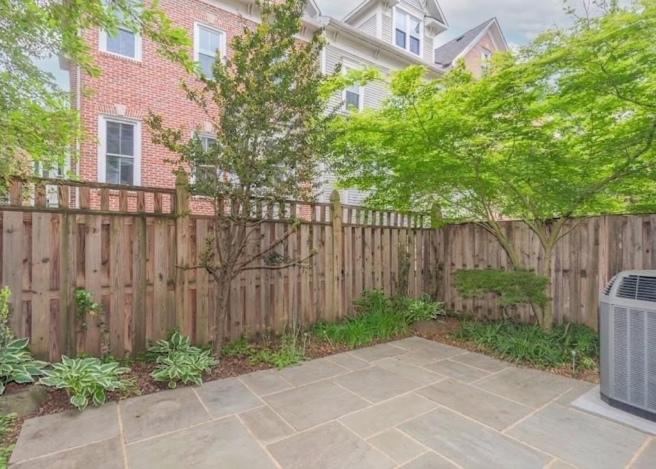2310 N Van Buren Ct - Photo 6 of 31