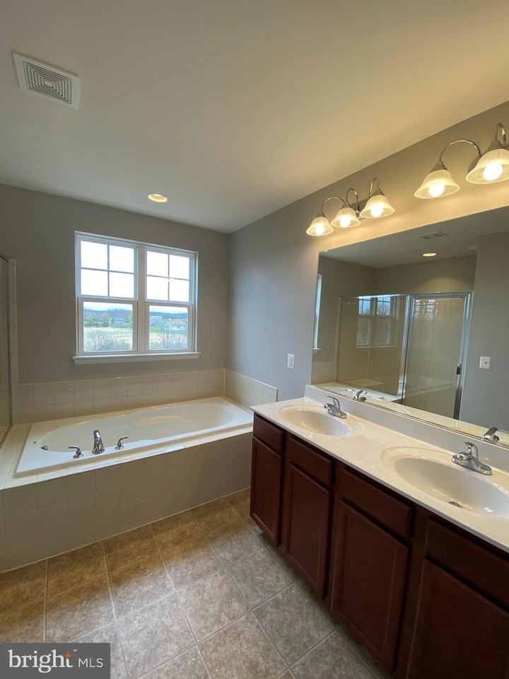 112 Splendor Garden Way - Photo 4 of 50