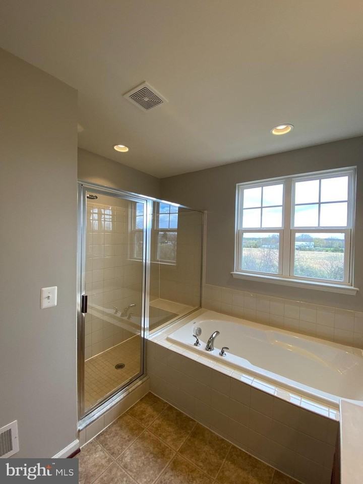 112 Splendor Garden Way - Photo 5 of 50