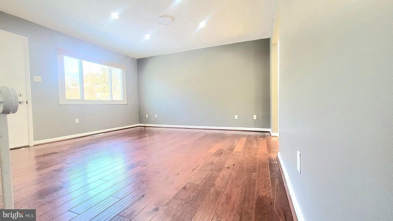14707 Brook Dr - Photo 3 of 15