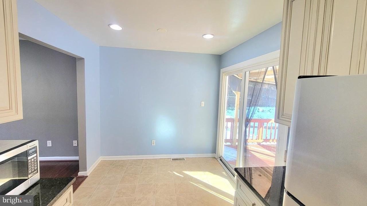 14707 Brook Dr - Photo 4 of 15