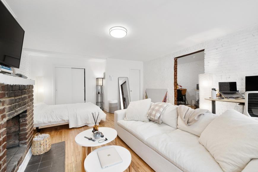 431 W 22nd St - Photo 4 of 10