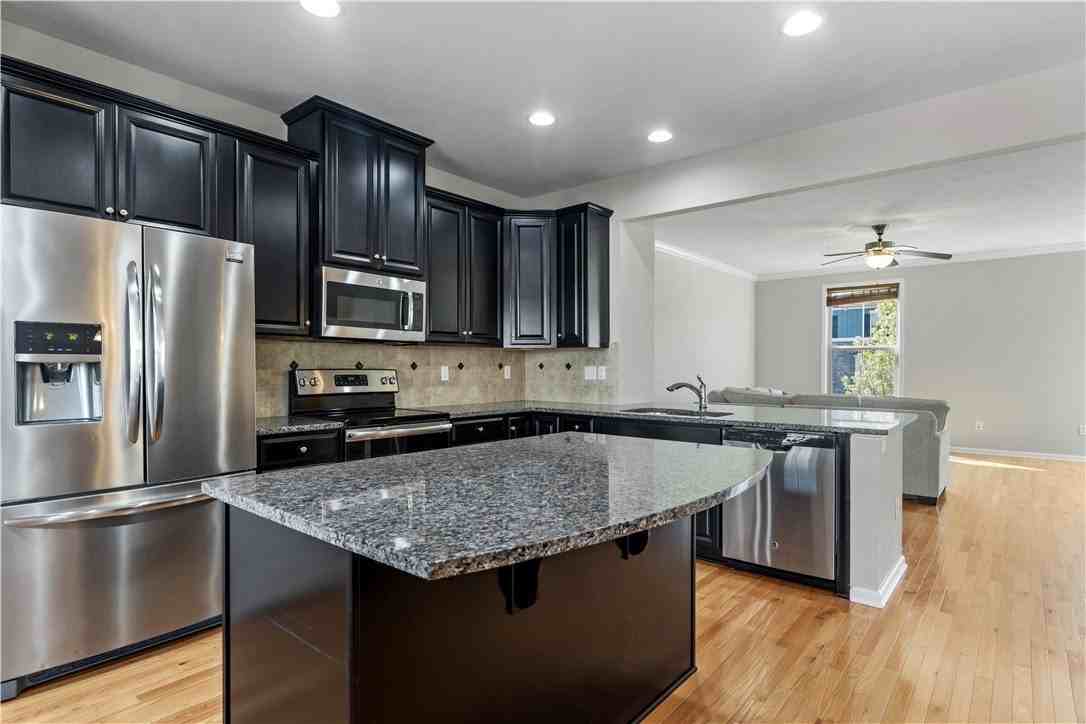 410 Fairmont Dr - Photo 3 of 48