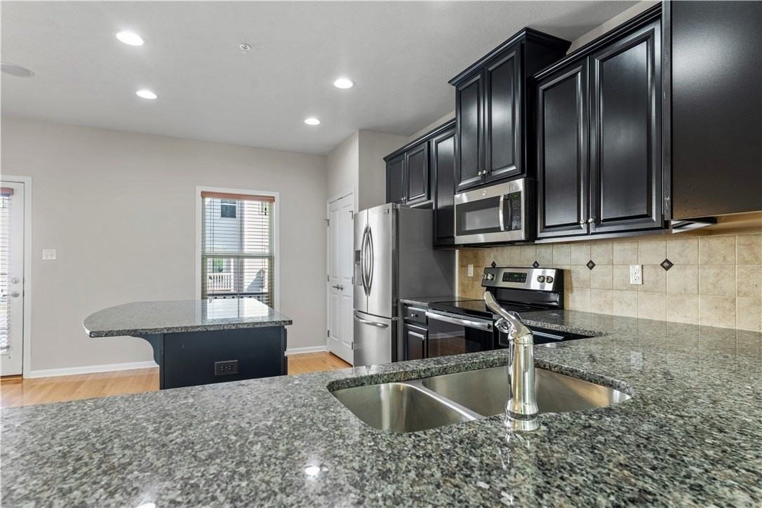 410 Fairmont Dr - Photo 4 of 48