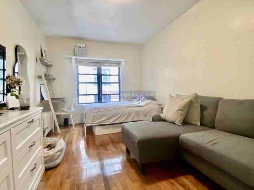 308 W 105th St - Photo 7 of 10