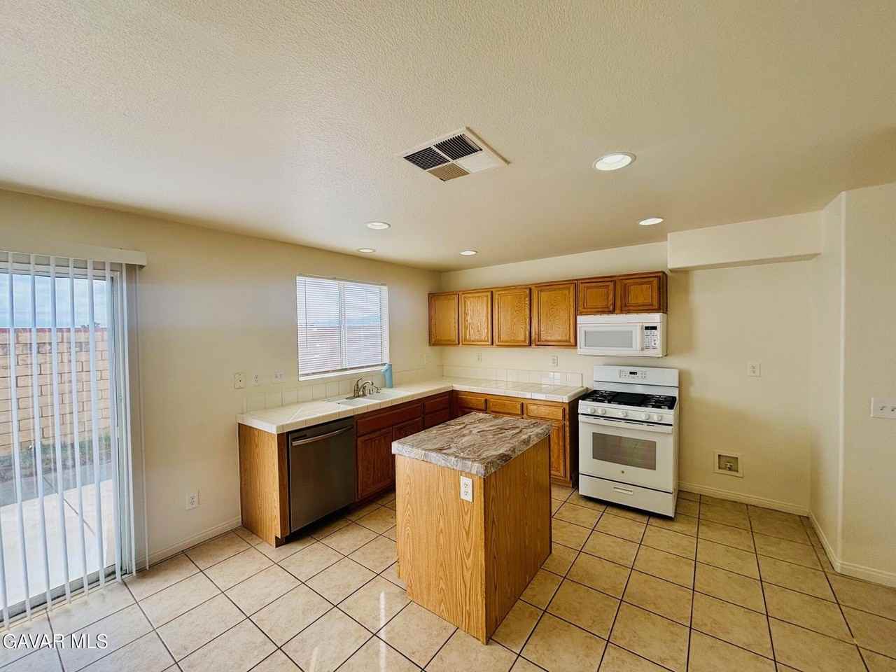 40350 Maravilla Dr - Photo 5 of 17