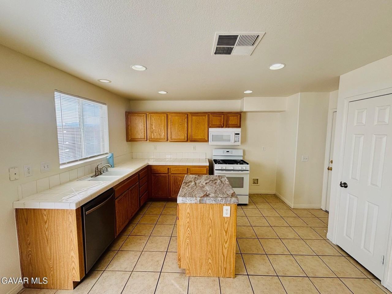 40350 Maravilla Dr - Photo 6 of 17