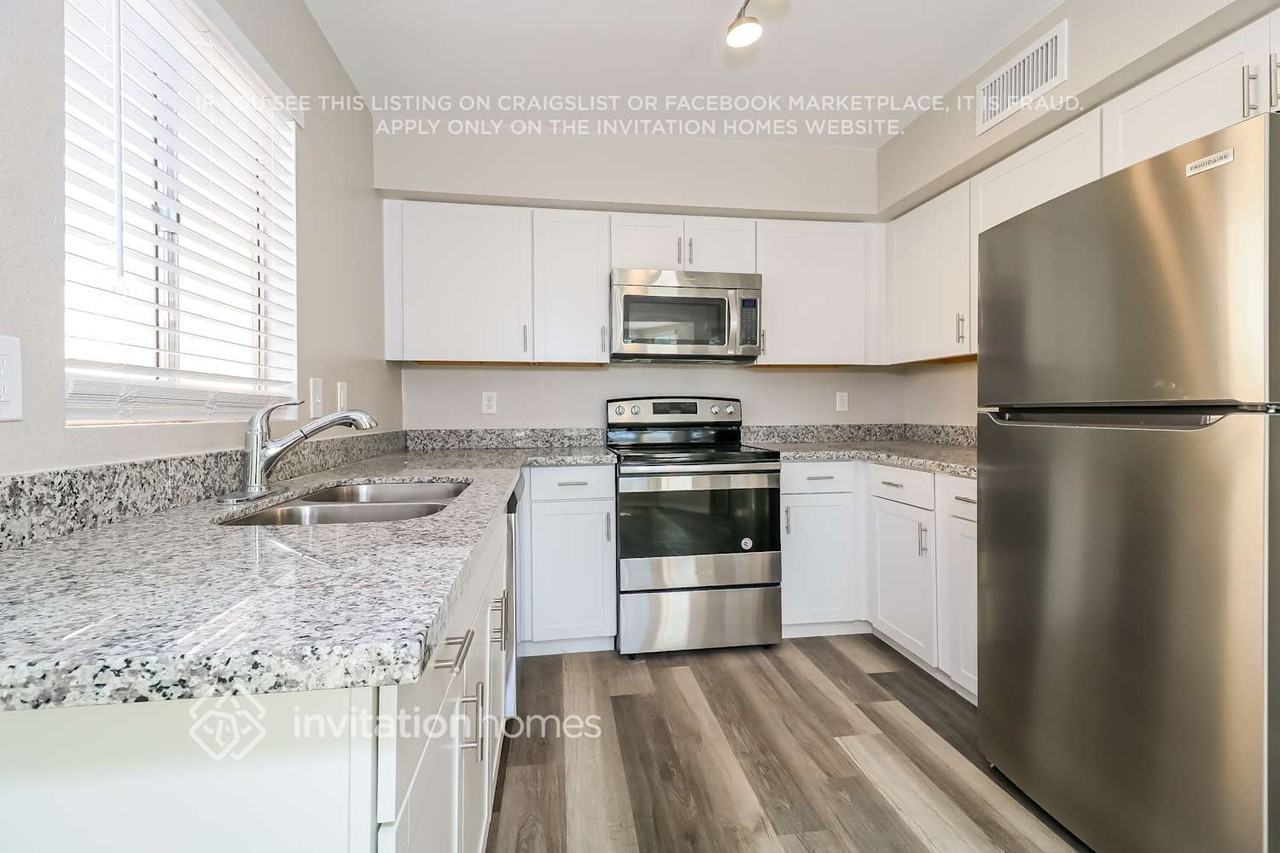 8937 W Malapai Dr - Photo 3 of 12