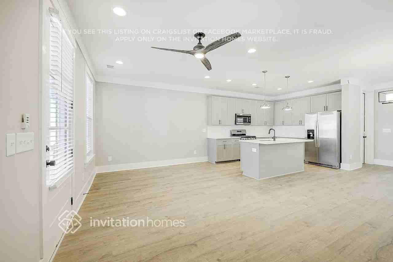 647 Vernon Ave #301 - Photo 2 of 13