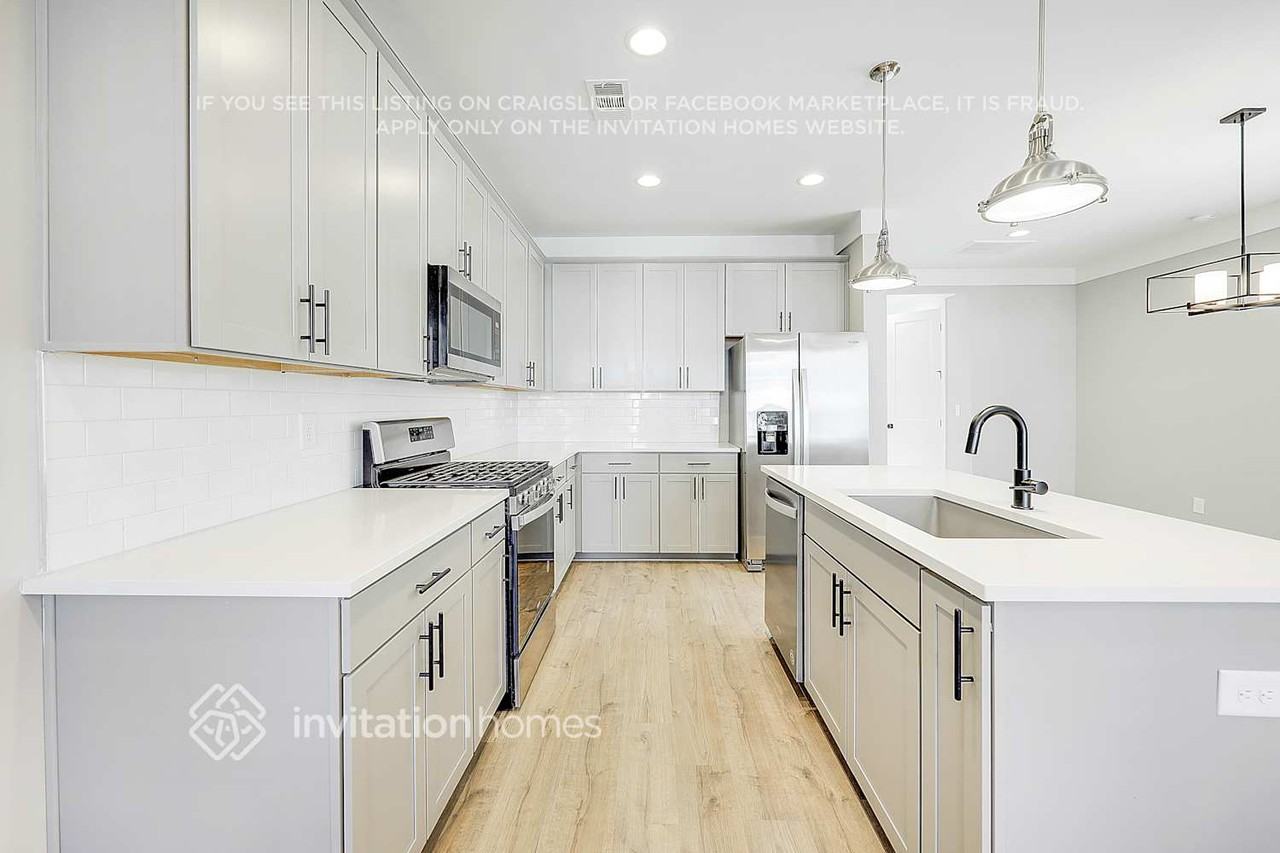 647 Vernon Ave #301 - Photo 3 of 13