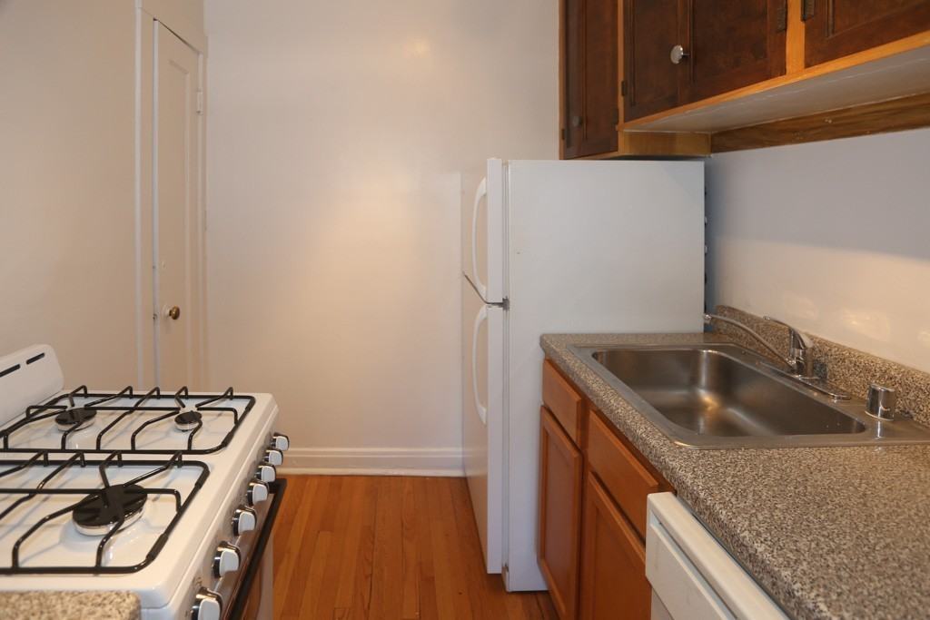 1601 W Thome Ave #2E - Photo 2 of 5