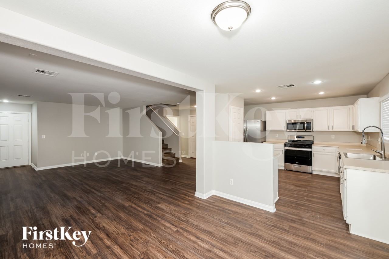 2046 Peacemaker Rd - Photo 5 of 19