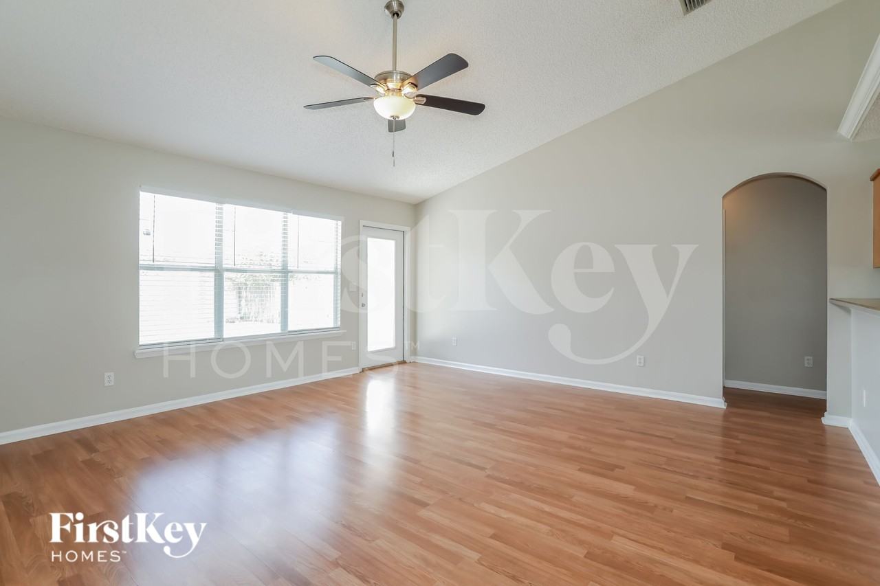 2996 Majestic Oaks Ln - Photo 4 of 20