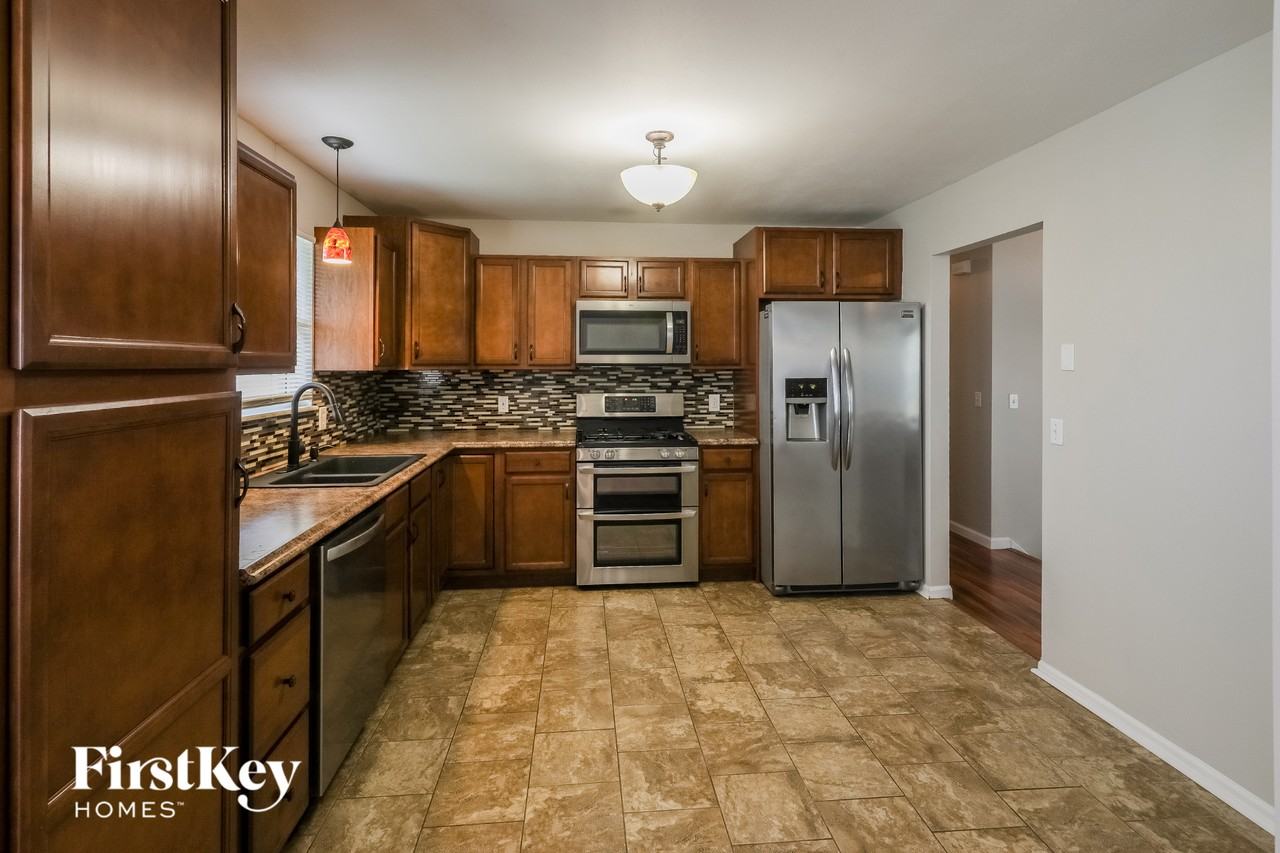 1709 Bridlespur Dr - Photo 4 of 15