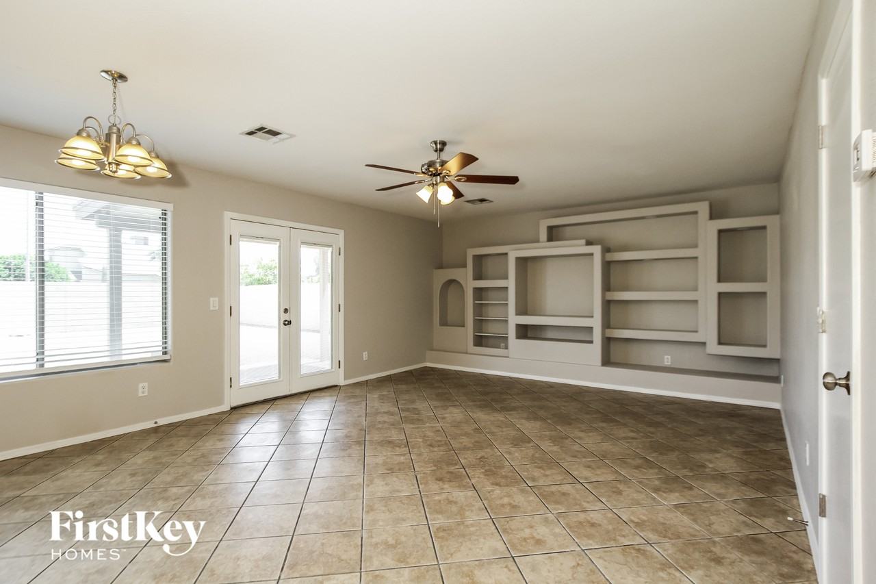 18039 N 89th Dr - Photo 4 of 14