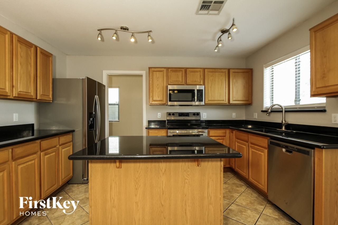 18039 N 89th Dr - Photo 6 of 14