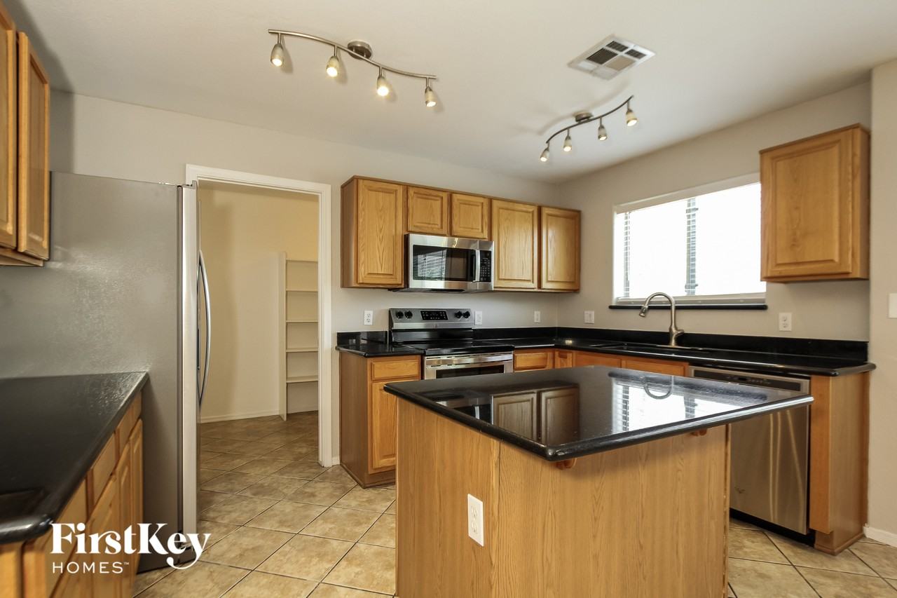 18039 N 89th Dr - Photo 7 of 14