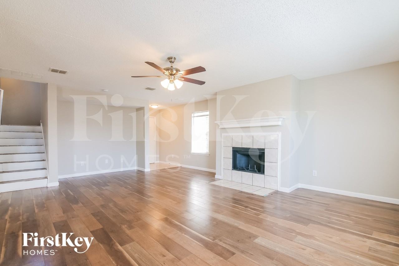 916 Simi Dr - Photo 2 of 15
