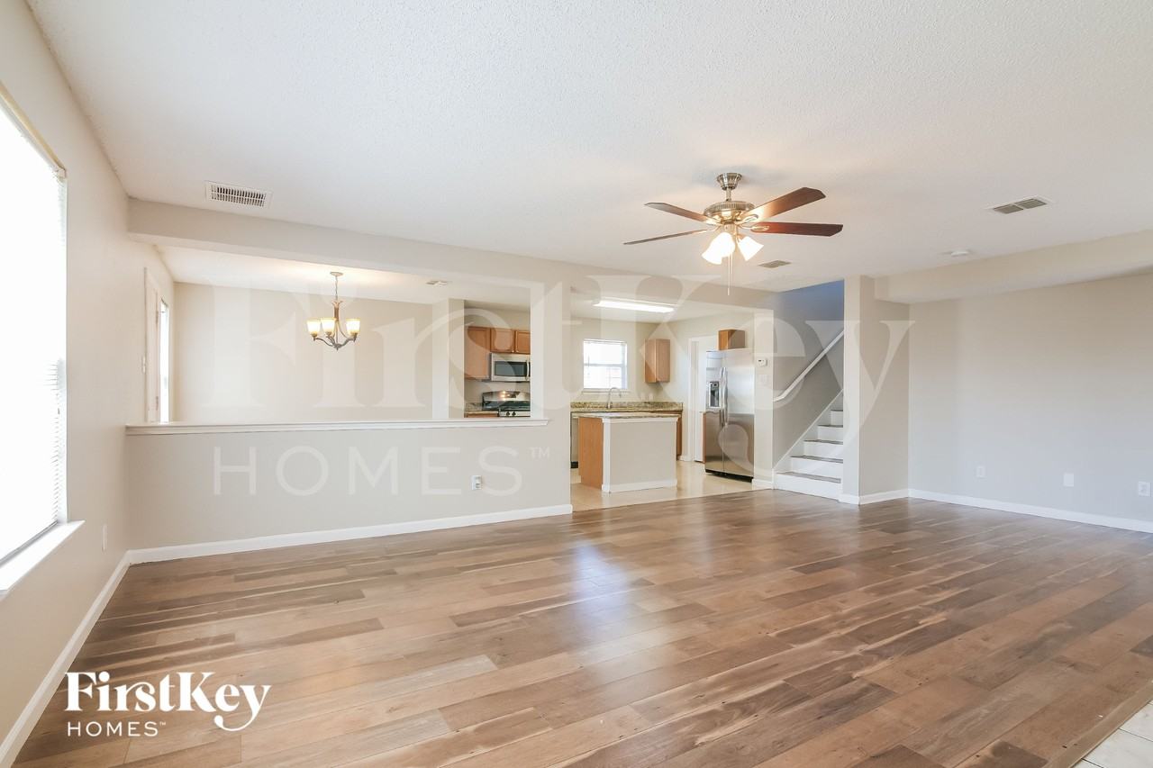 916 Simi Dr - Photo 3 of 15